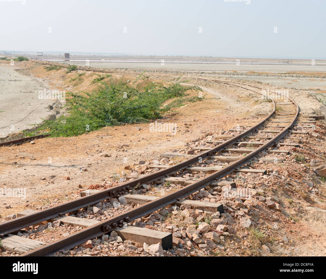 Bahntrasse auf Sambhar Salt Lake. Es ist Indiens größte Salzsee, wo Salz seit tausend Jahren bewirtschaftet hat. Stockfoto