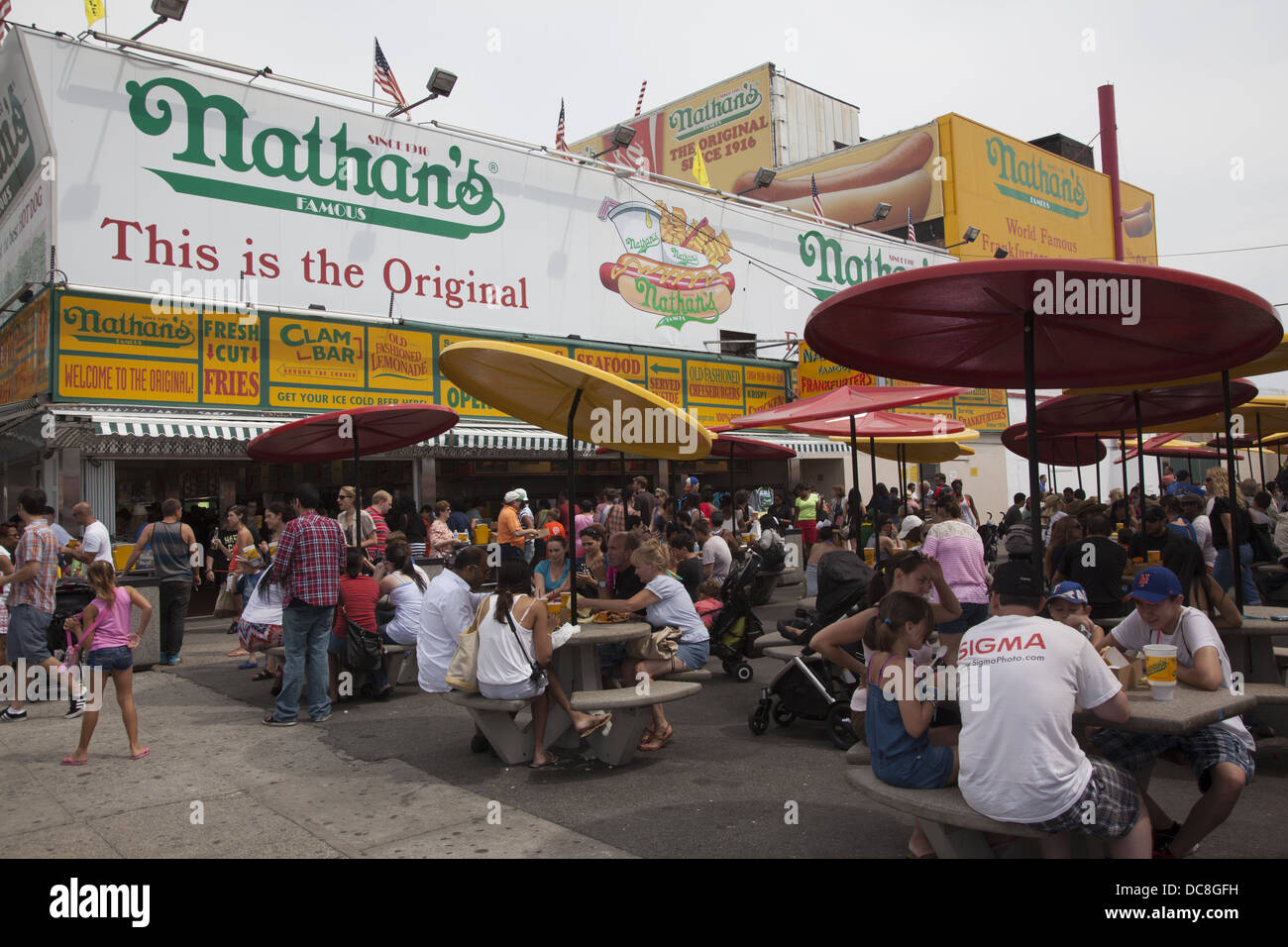 Nathan, berühmt für seine Hot-Dogs ist immer voll auf Coney Island, Brooklyn, NY. Stockfoto