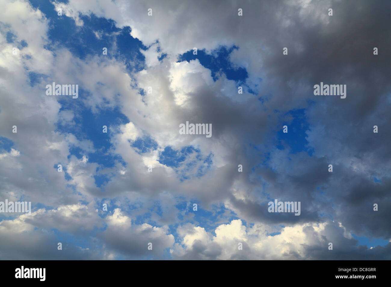 Blauer Himmel, weiße und dunkle Wolken, Wolke Himmel Hintergrund Wetter Meteorologie Stockfoto