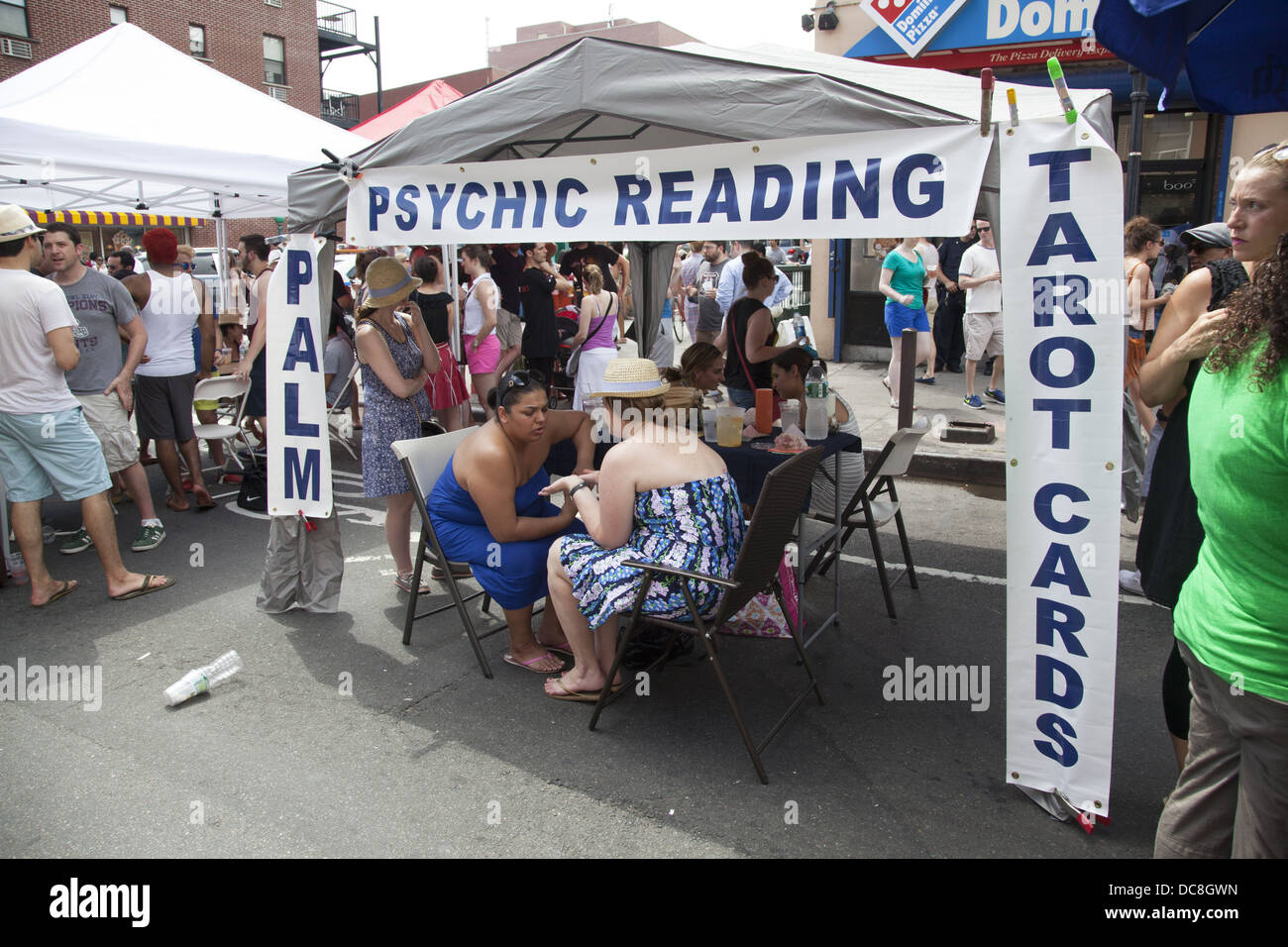 Psychische lagen ihr Handwerk bei einer Meuterei auf der Astral-Straßenfest in Brooklyn, New York. Stockfoto