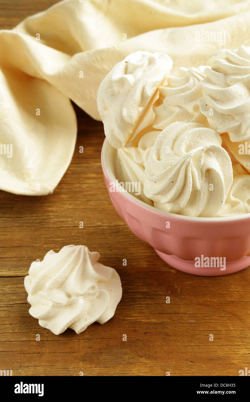 Cookies-Baiser (geschlagene Eiklar und Zucker) auf einem Holztisch Stockfoto