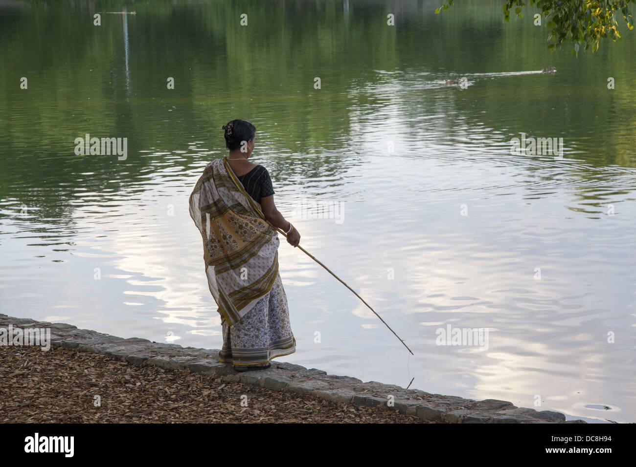 Bangladeshi Frau Angeln im See am Prospect Park, Brooklyn, NY. Stockfoto