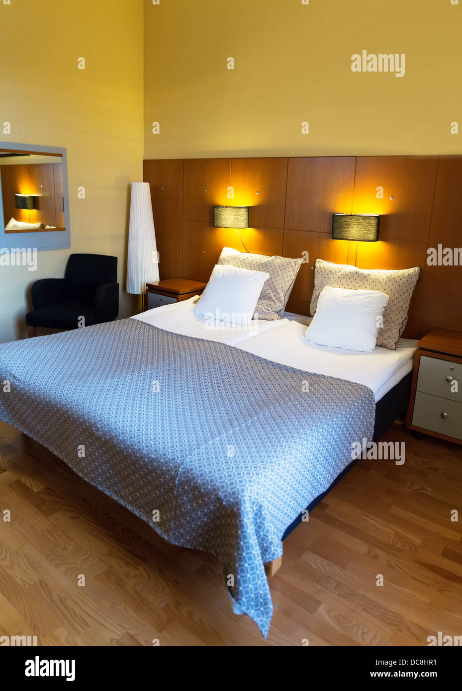 Doppelbett im Hotelzimmer Stockfoto