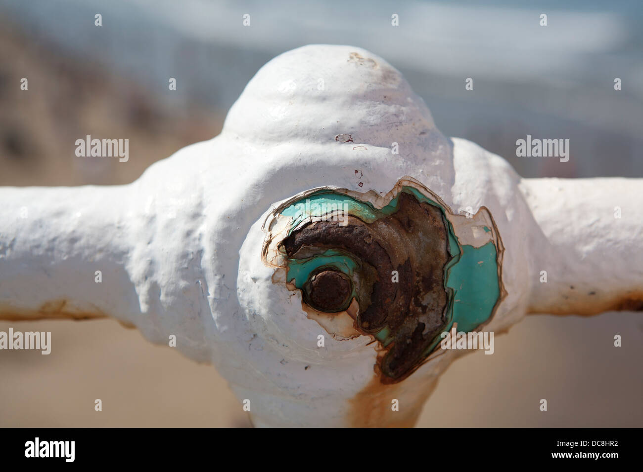 Lackiert Metall Handlauf auf einem Meer Seite Pier, Farbe abblättern und das darunter liegende Metall Material rosten. Stockfoto