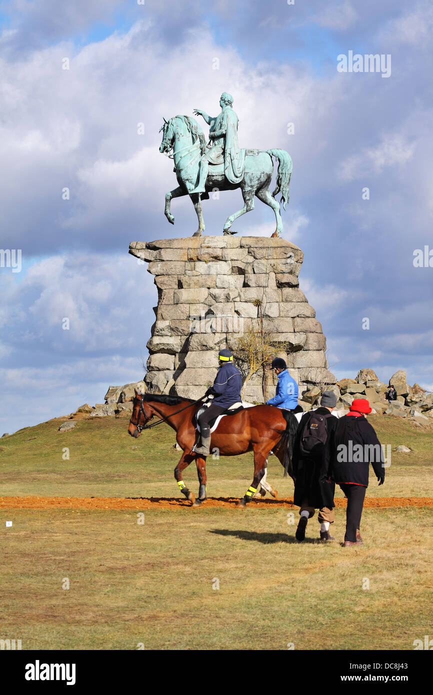 Die Kupfer-Pferd Statue von George III auf Snow Hill im Windsor Great Park mit Wanderer und Reiter vorbei Stockfoto