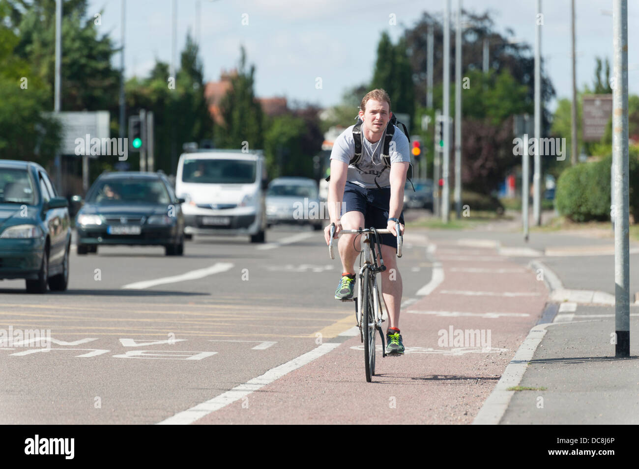 Ein Mann an einem Sommertag in einen Radweg im Verkehr in Cambridge UK Radfahren Stockfoto