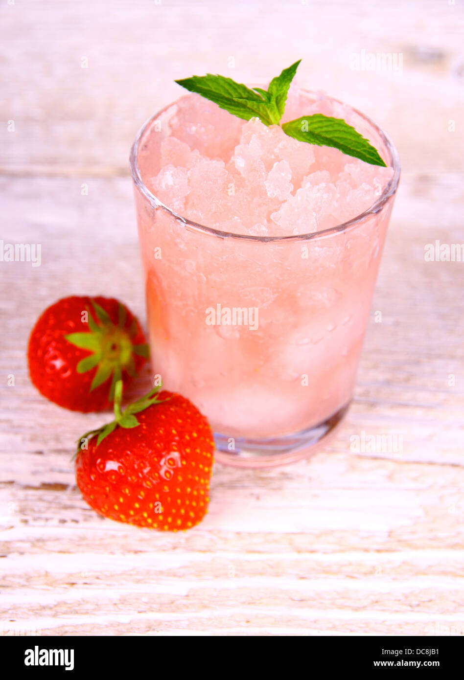 Erdbeer Slush im Glas mit Früchten und Minze, soft-Fokus Stockfoto