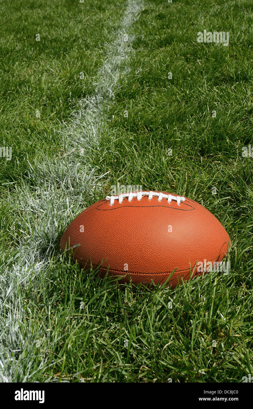 Amerikanischer Fußball auf dem Feld neben einer yardline Stockfoto