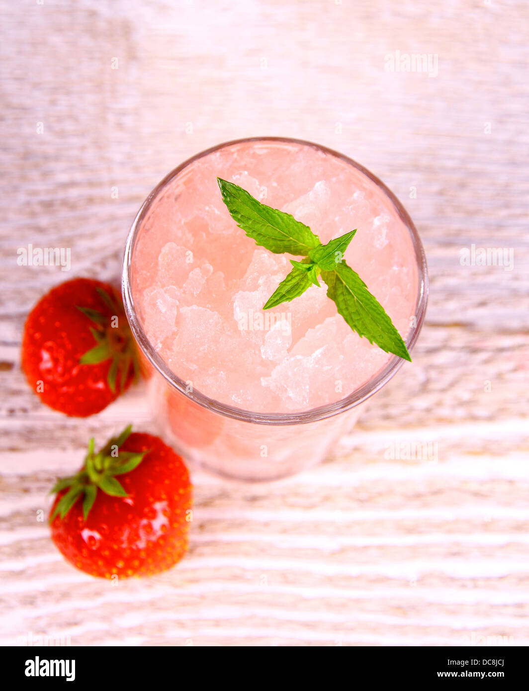 Erdbeer Slush im Glas mit Früchten und Minze, Ansicht von oben Stockfoto