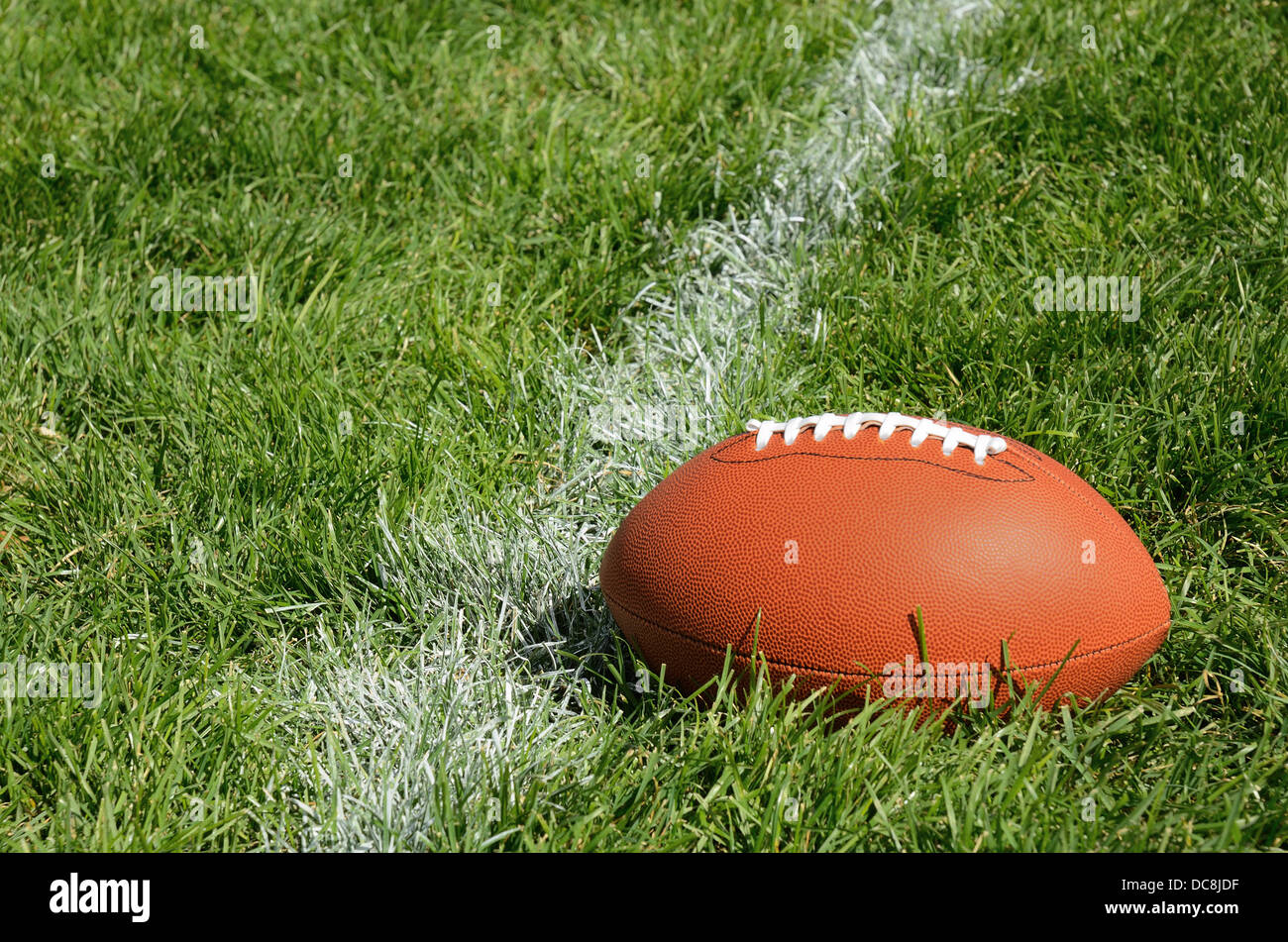 Fußball in der Nähe von Yardline American Football auf Feld Stockfoto
