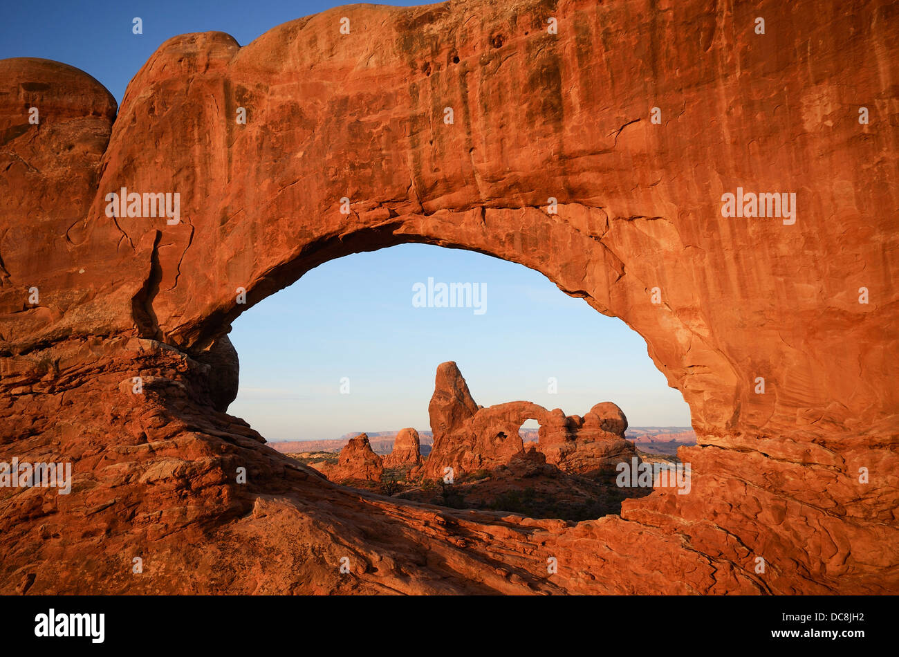 Nord-Fenster und Turret Arch im Arches-Nationalpark, Utah, USA bei Sonnenaufgang Stockfoto