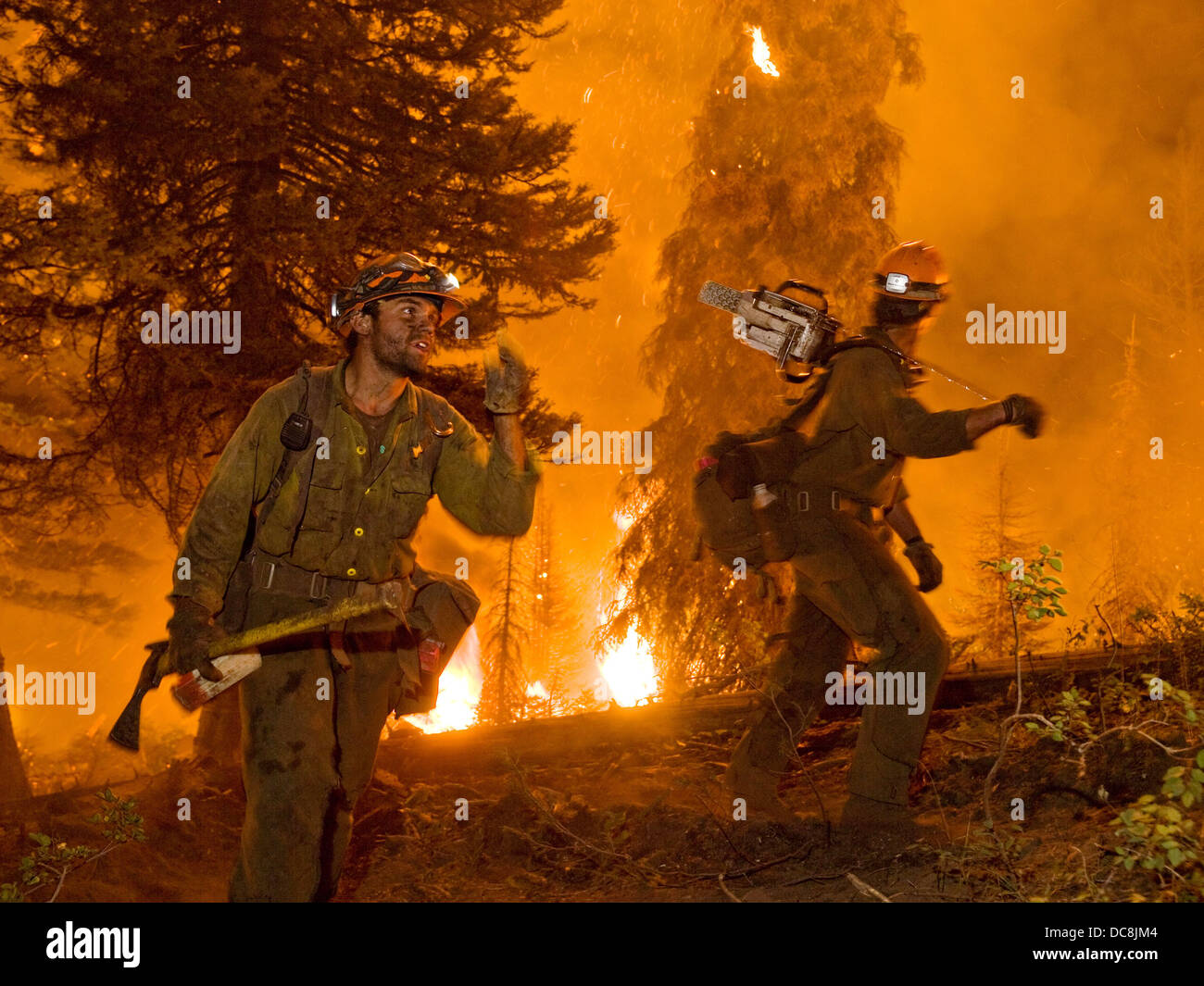 Zwei Mitglieder des Idaho City Hotshots arbeiten auf die Federn Feuer auf die Boise National Forest 13. August 2012 in der Nähe von Boise, ID Hotshot Besatzungen wurden umfassend geschult, Brandbekämpfung in entlegenen Gebieten mit wenig oder gar keine logistische Unterstützung unter den anspruchsvollsten Bedingungen. Stockfoto