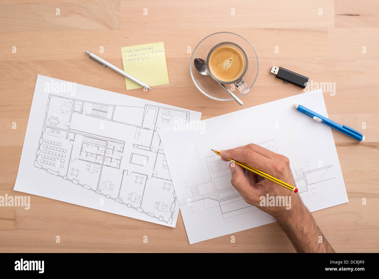 Hand arbeiten in einer Schreibtisch-Übersicht Stockfoto