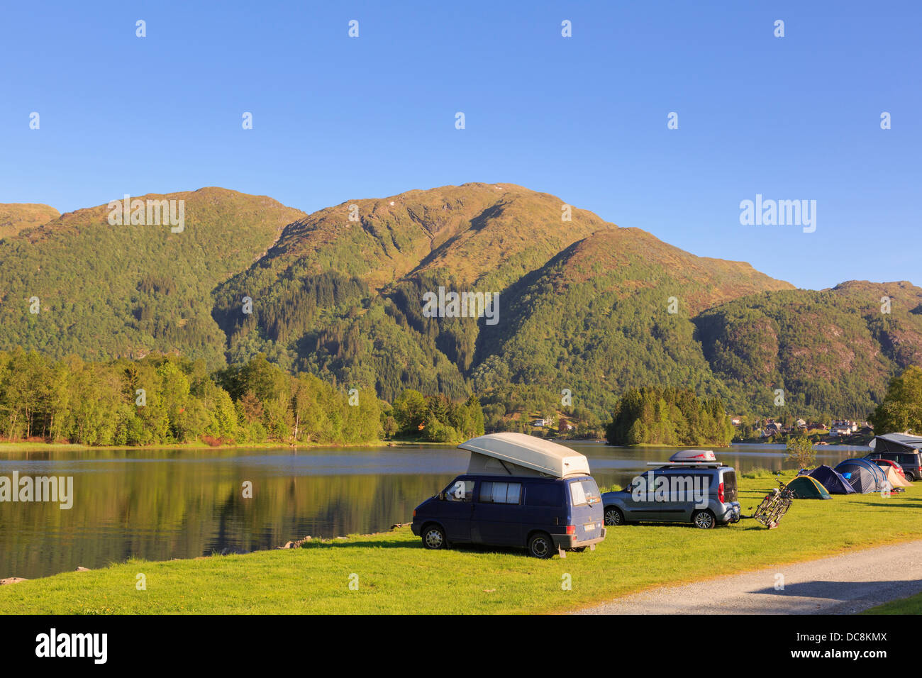 Camper camping auf einem Campingplatz am See von See Haukeland auf einem  sonnigen Sommerabend in der Nhe von Bergen, Hordaland, Norwegen,  Scandinavia Stockfotografie - Alamy