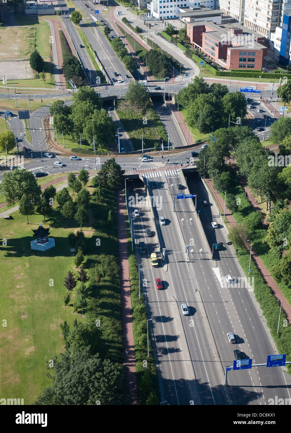 Verkehr Autos Fahrzeuge Kreuzung von oben Rotterdam Niederlande Stockfoto