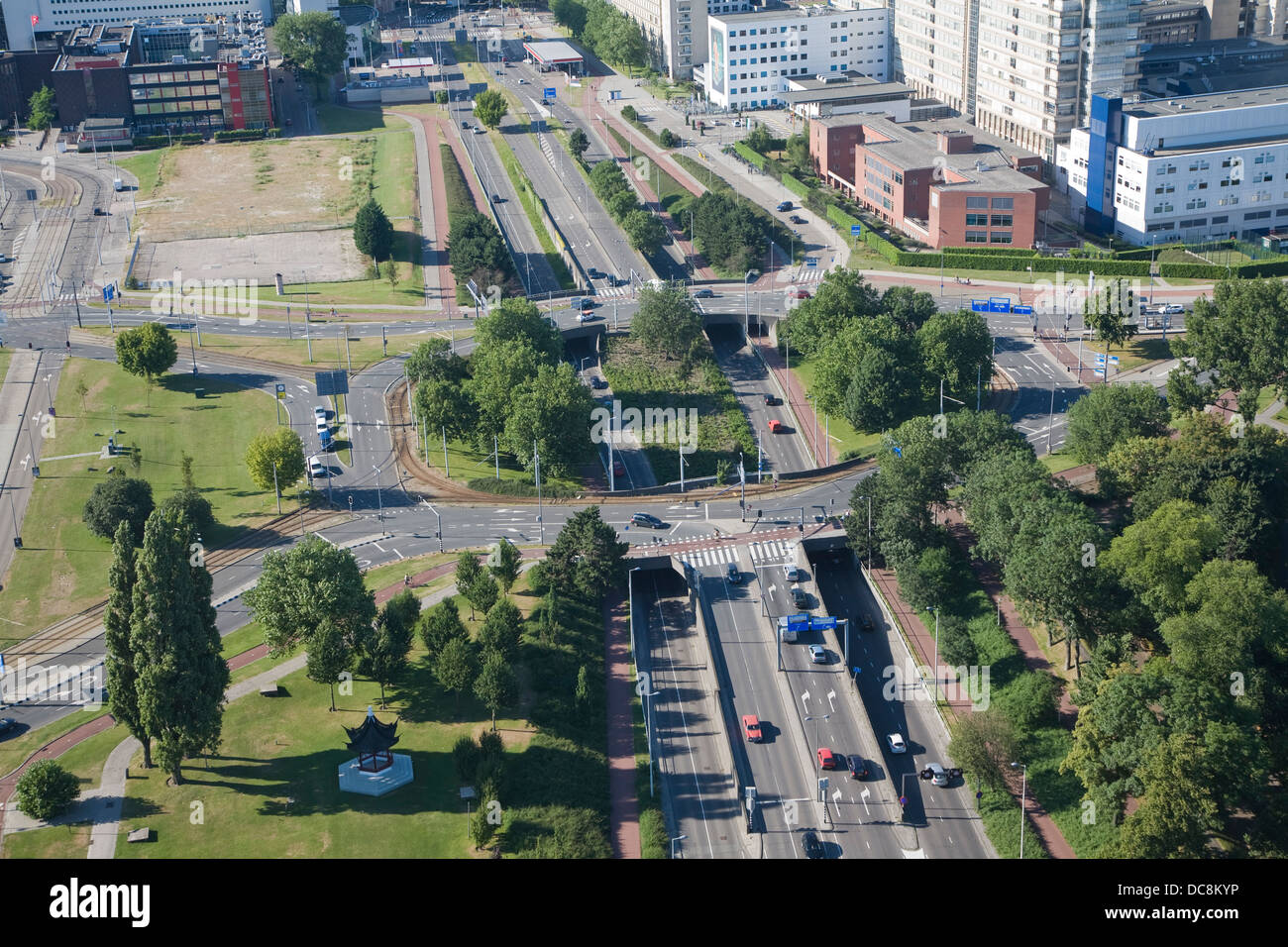 Verkehr Autos Fahrzeuge Kreuzung von oben Rotterdam Niederlande Stockfoto