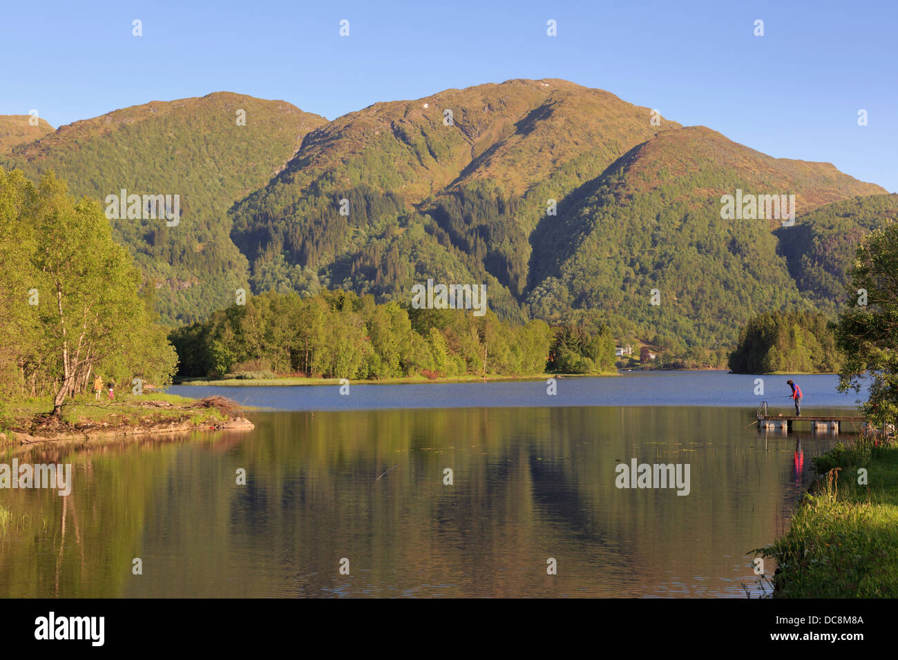 Lake Haukeland mit Mann Angeln im Sommer in der Nähe von Bergen, Hordaland, Norwegen, Scandinavia Stockfoto