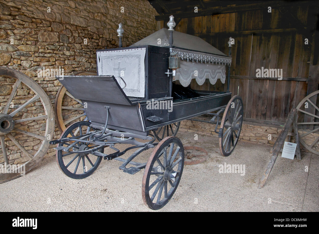 Eine alte ländliche Horse-drawn Leichenwagen. Le Bugue, Dordogne, Frankreich. Stockfoto