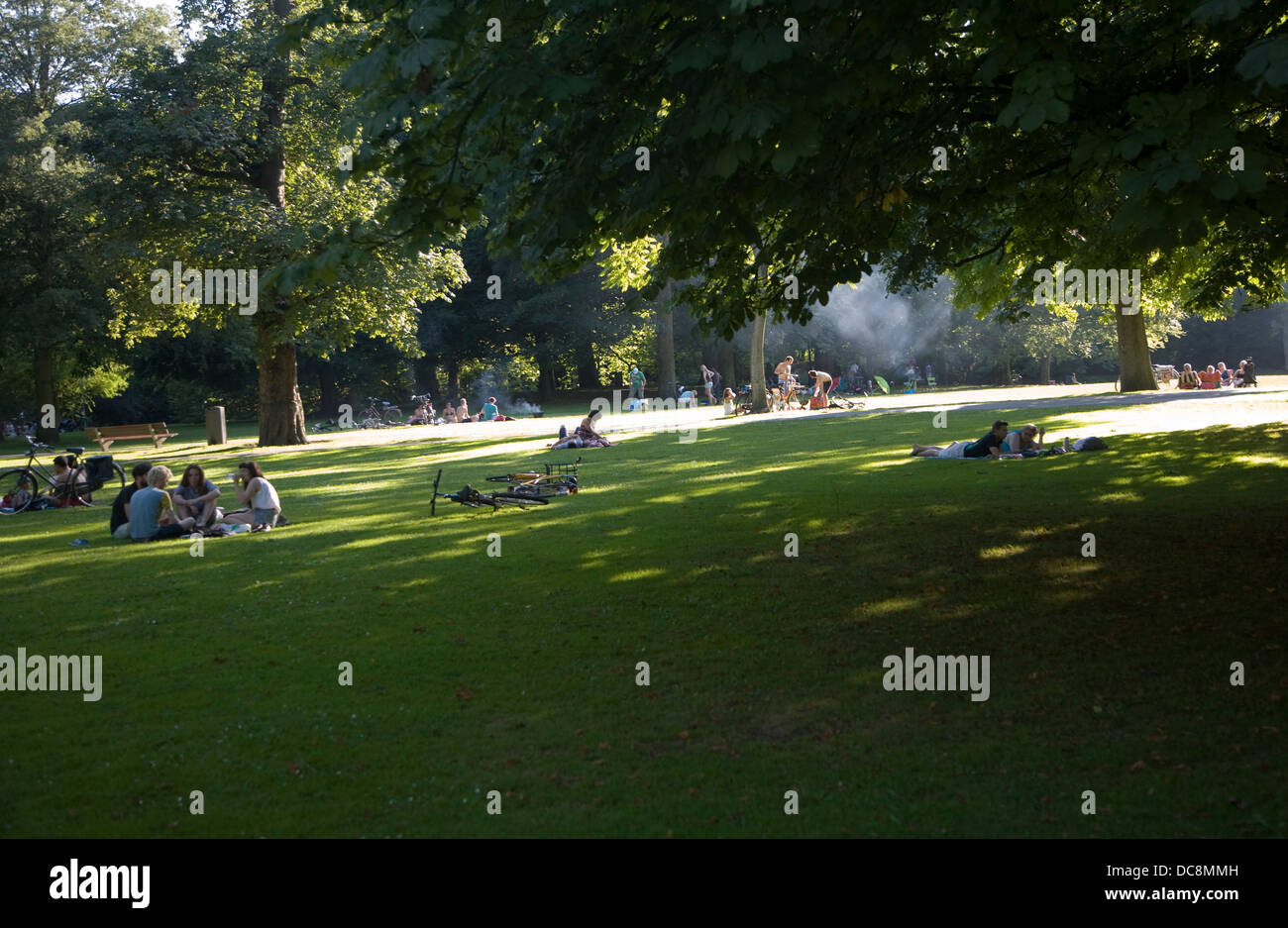 Die Menschen genießen Sommer Wetter Het Park Rotterdam Niederlande Stockfoto