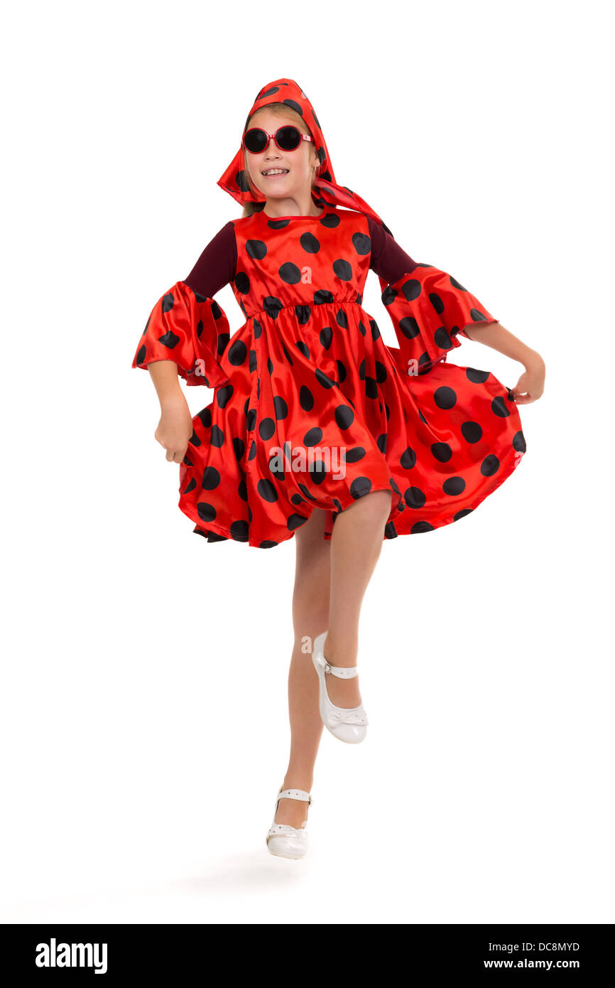 Teen Mädchen tanzen in einem roten gepunkteten Kleid mit Sonnenbrille. Isolieren Sie auf weiß. Stockfoto