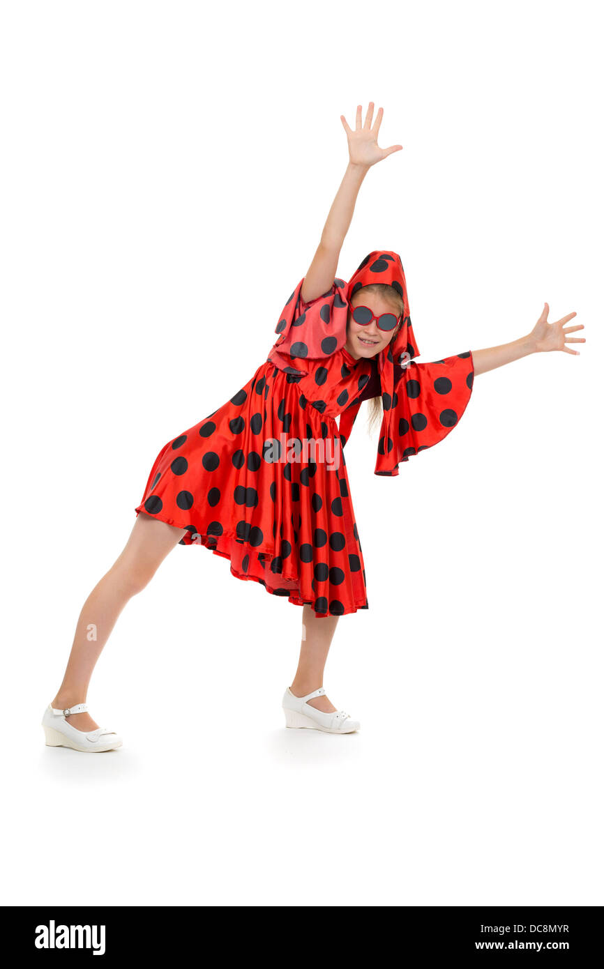 Teen Mädchen tanzen in einem roten gepunkteten Kleid mit Sonnenbrille. Isoliert auf weißem Hintergrund Stockfoto