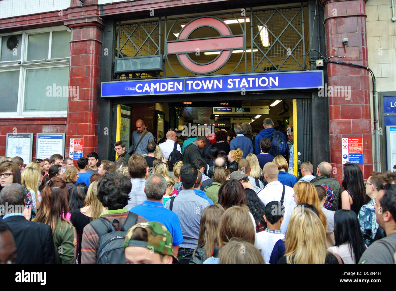 London, UK. 12. August 2013. Signalausfall bei Camden Town Station verursacht Rush-Hour Chaos in London, England mit riesige Warteschlangen und Gedränge der Pendler sichern an Stationen überall in der U-Bahn auf der Northern Line-Credit: Paul Brown/Alamy Live News Stockfoto