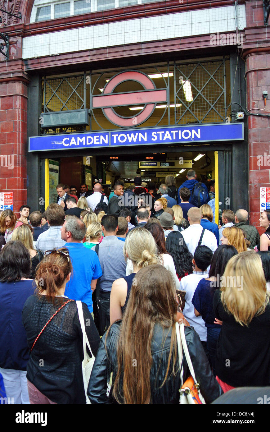 London, UK. 12. August 2013. Signalausfall bei Camden Town Station verursacht Rush-Hour Chaos in London, England mit riesige Warteschlangen und Gedränge der Pendler sichern an Stationen überall in der U-Bahn auf der Northern Line-Credit: Paul Brown/Alamy Live News Stockfoto
