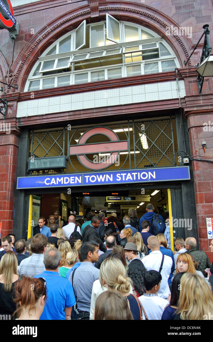 London, UK. 12. August 2013. Signalausfall bei Camden Town Station verursacht Rush-Hour Chaos in London, England mit riesige Warteschlangen und Gedränge der Pendler sichern an Stationen überall in der U-Bahn auf der Northern Line-Credit: Paul Brown/Alamy Live News Stockfoto