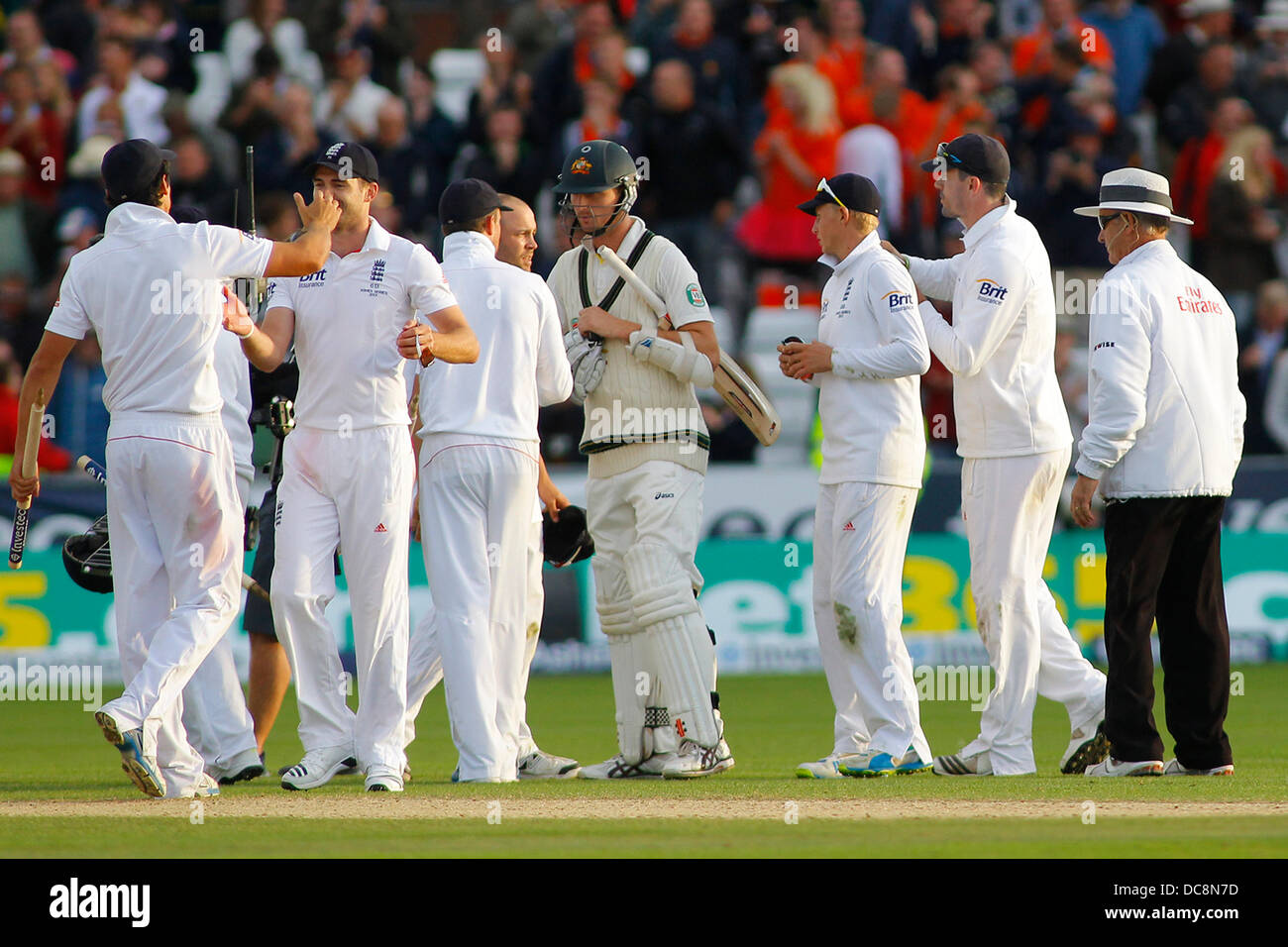 Chester-Le-Street, UK. 12. August 2013. England-Spieler feiern gewann das Spiel und gewann die Asche tagsüber vier der Investec Asche 4. Test match The Emirates Riverside Stadium am 12. August 2013 in London, England. Bildnachweis: Mitchell Gunn/ESPA/Alamy Live-Nachrichten Stockfoto