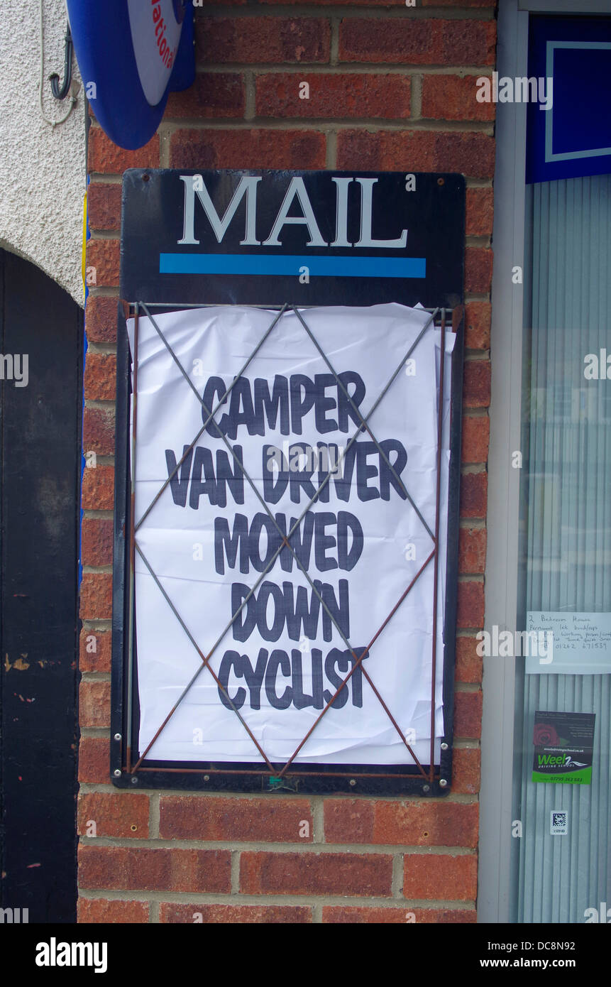 Camper van Fahrer gemähtes Down Radfahrer, situationistische Zeitungswerbung Stockfoto