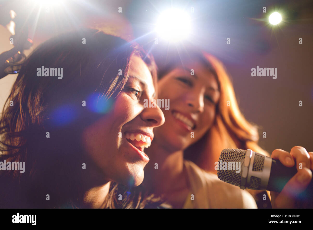 Zwei Frauen singen Karaoke. Stockfoto