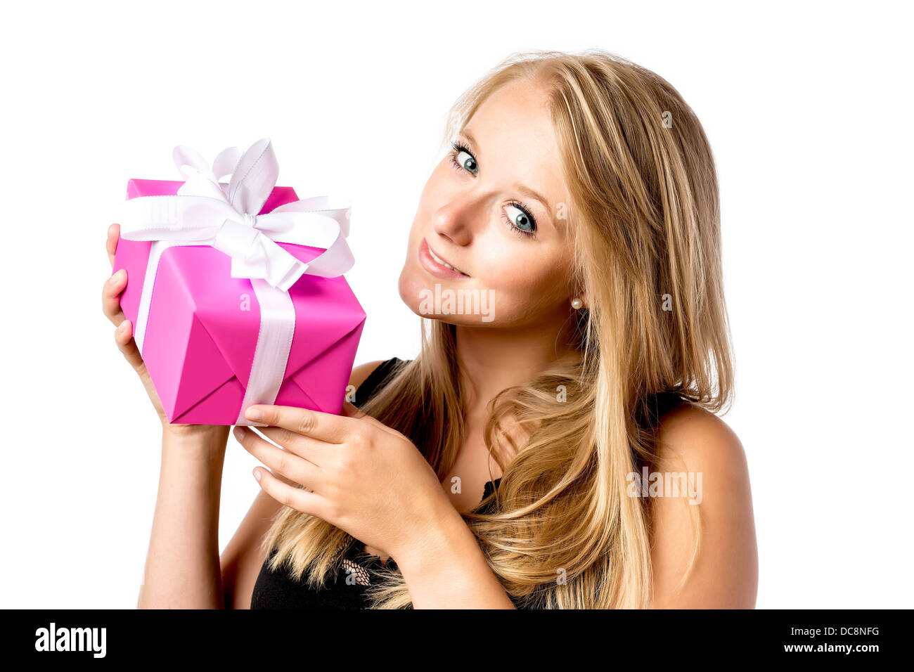 Hübsche blondes Mädchen mit blauen Augen hat eine Geburtstags- oder Weihnachtsgeschenk Stockfoto