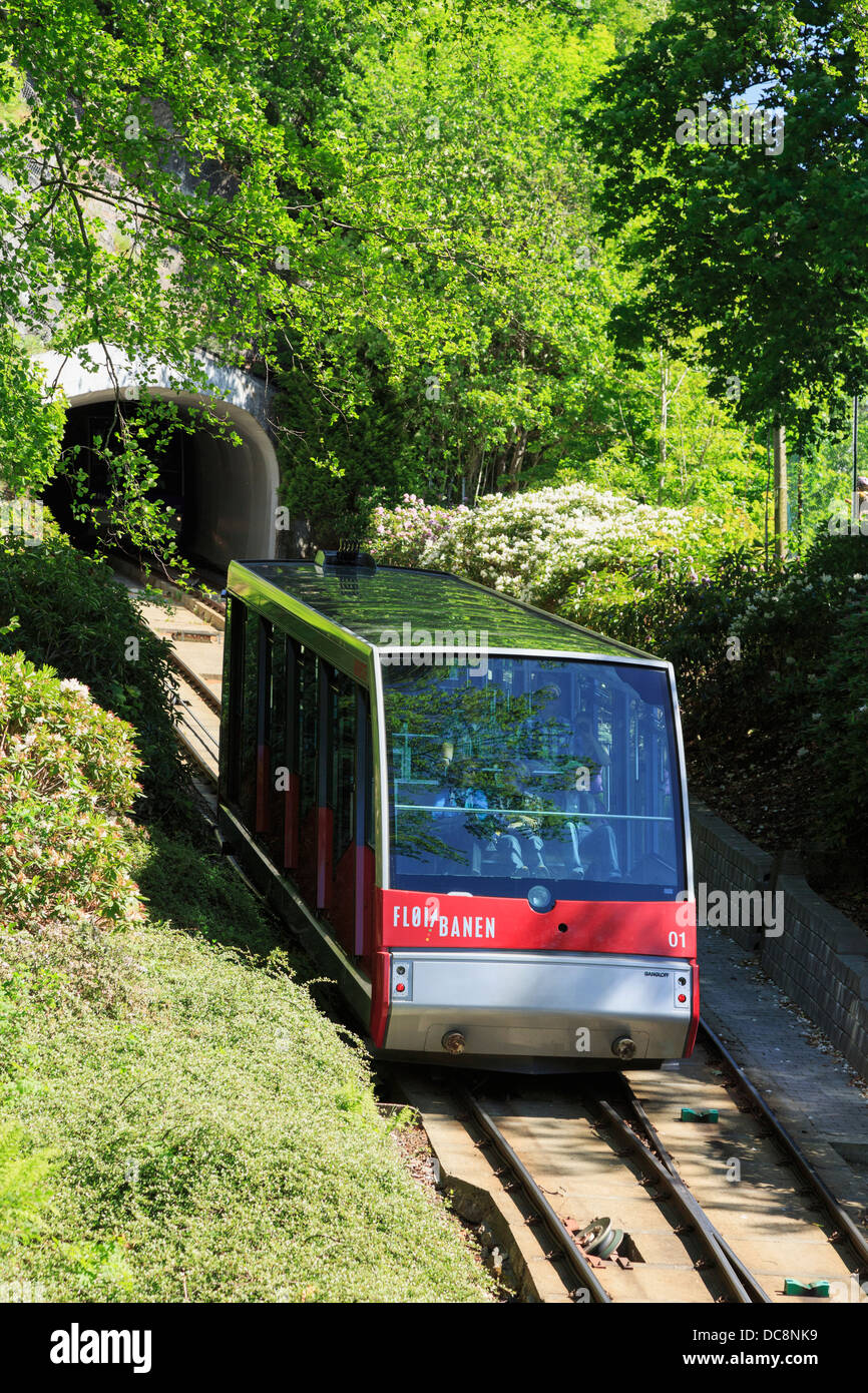 Floibanen Standseilbahn trainieren am steilen Hang zum Berg Floyen in Bergen, Hordaland, Norwegen, Skandinavien Stockfoto