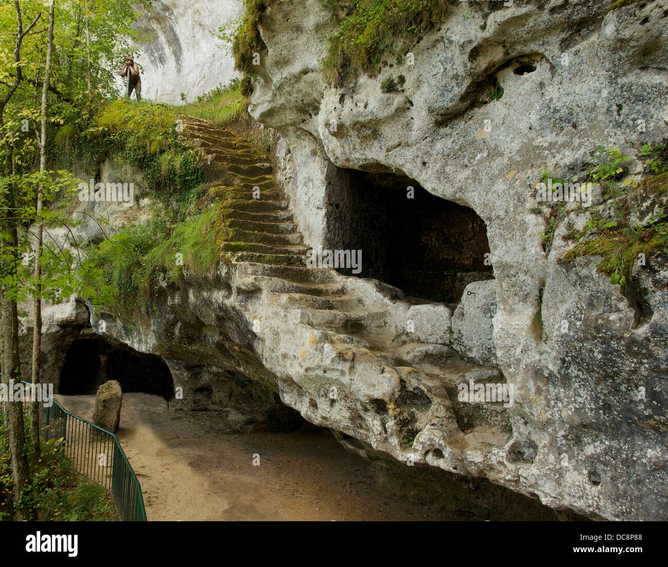 Die mittelalterliche Treppe geschnitzt in den Felsen, Höhlenwohnungen Dorf von La Roque Saint-Christophe, Dordogne, Frankreich. Stockfoto
