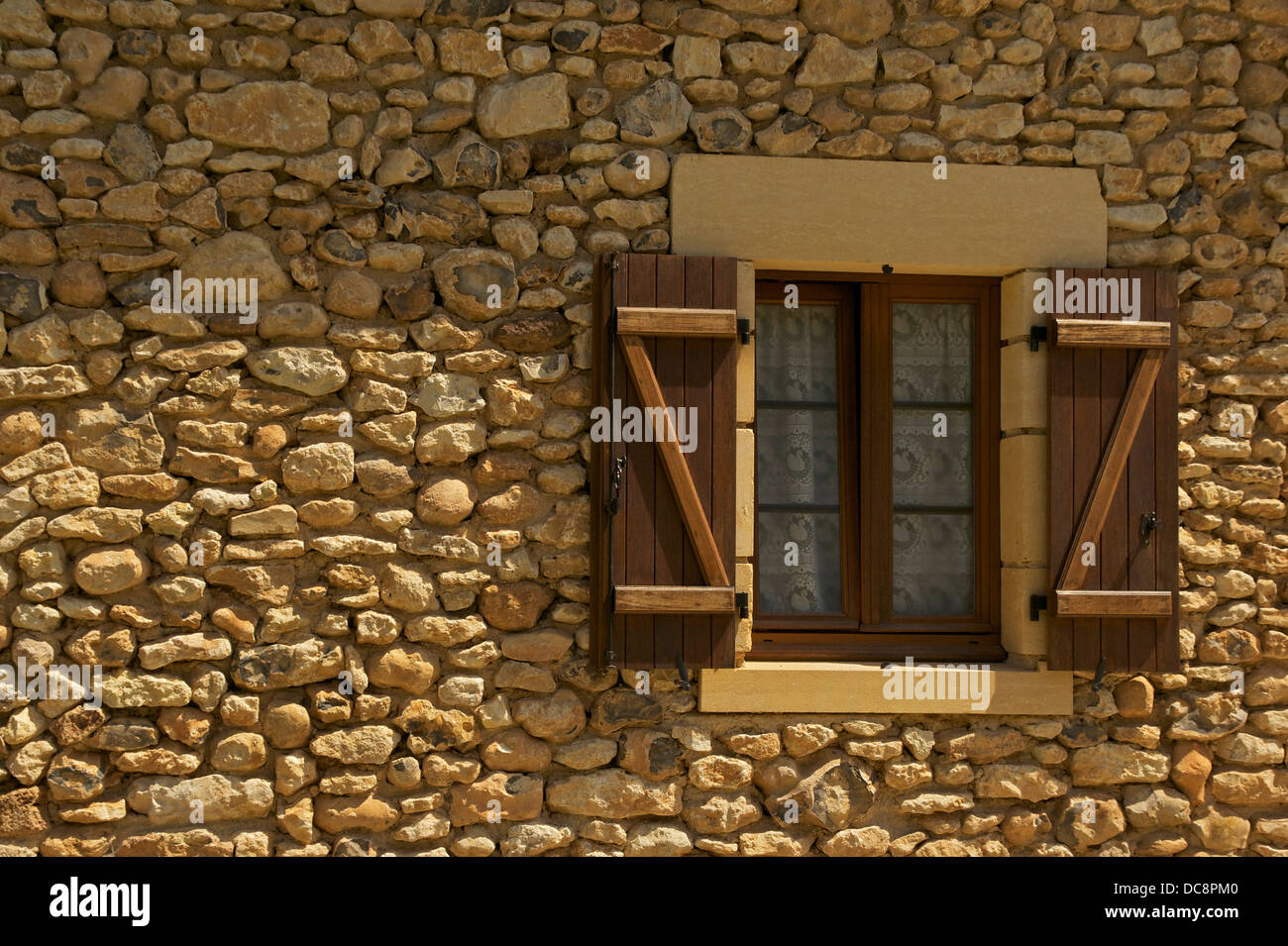 Ein Fenster in eine Trockenmauer, typische Dordogne in Frankreich. Stockfoto