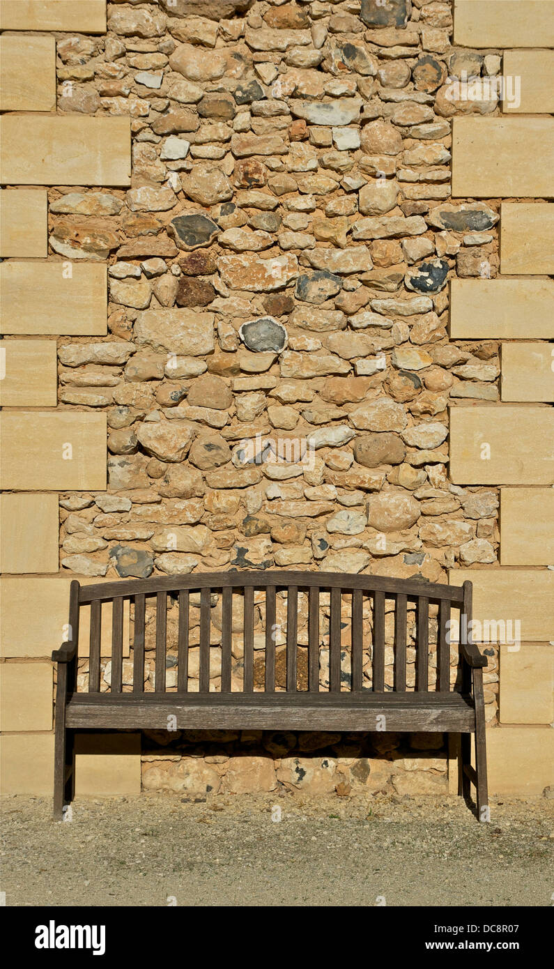 eine Holzbank, eine Trockenmauer, Moulin-Haut, Dordogne, Frankreich. Stockfoto