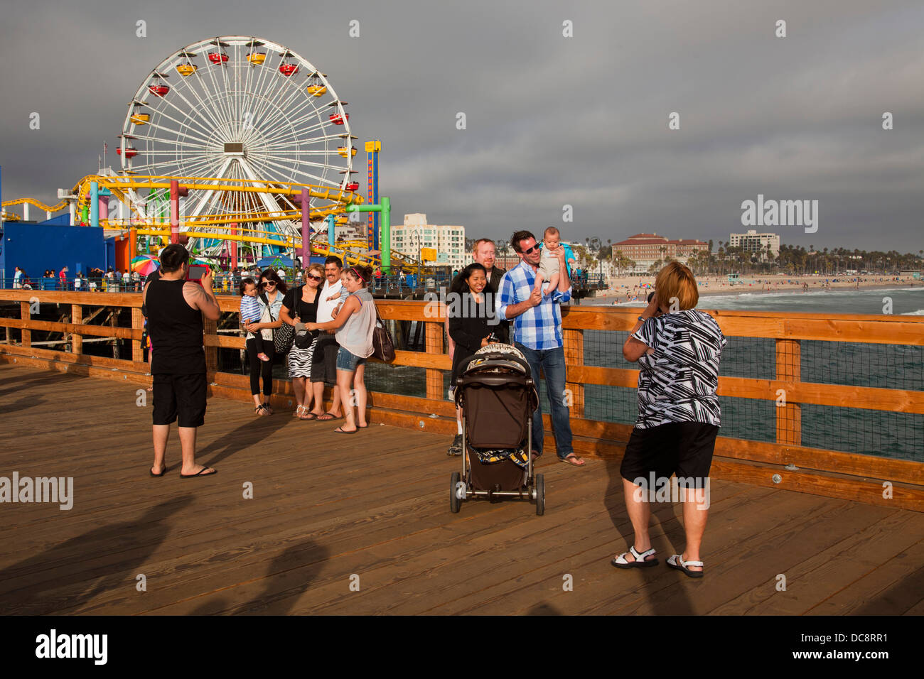 Fotografieren am Santa Monica Pier, Santa Monica, Los Angeles County, Kalifornien, Vereinigte Staaten Stockfoto