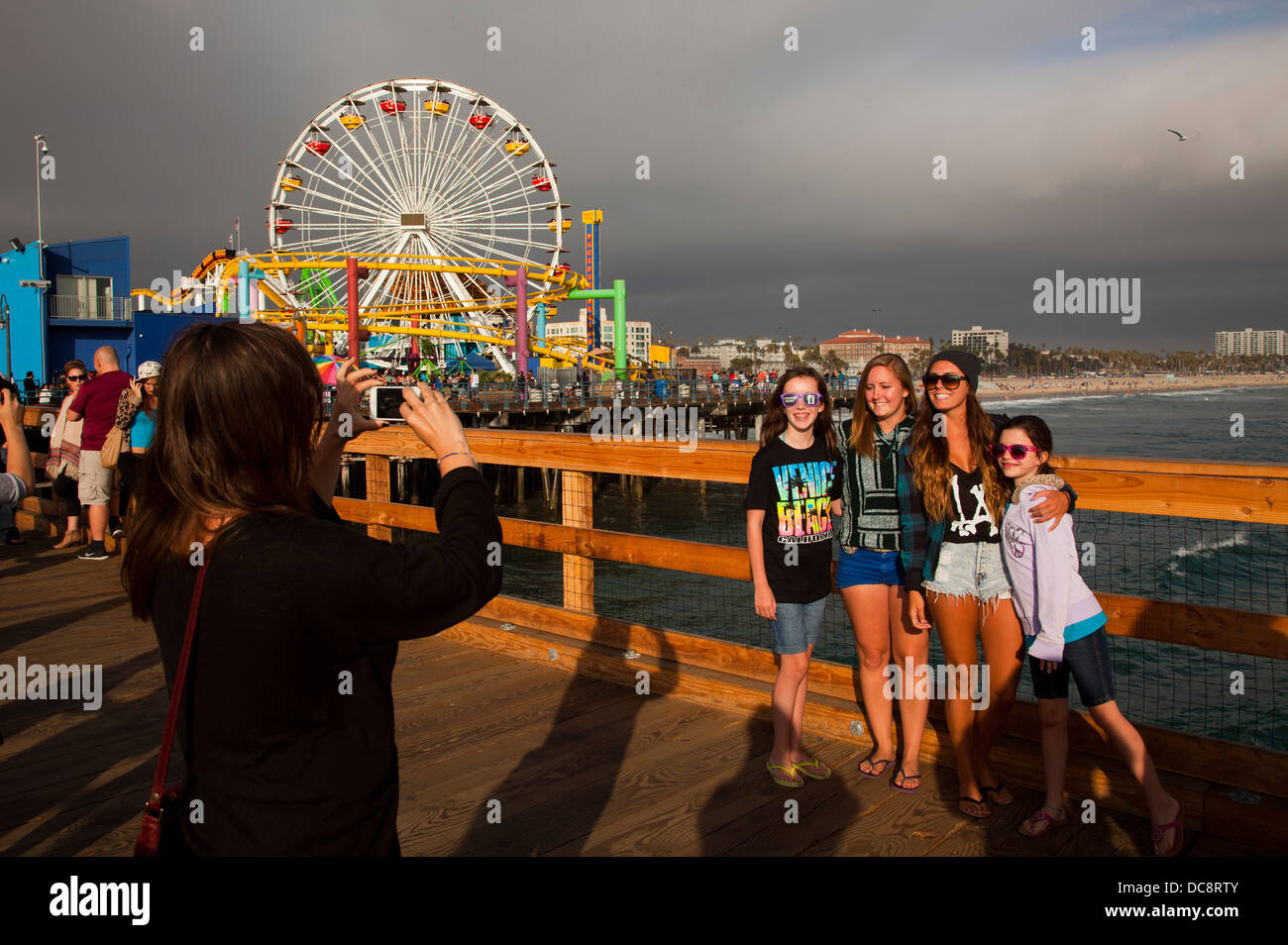 Fotografieren am Santa Monica Pier, Santa Monica, Los Angeles County, Kalifornien, Vereinigte Staaten Stockfoto