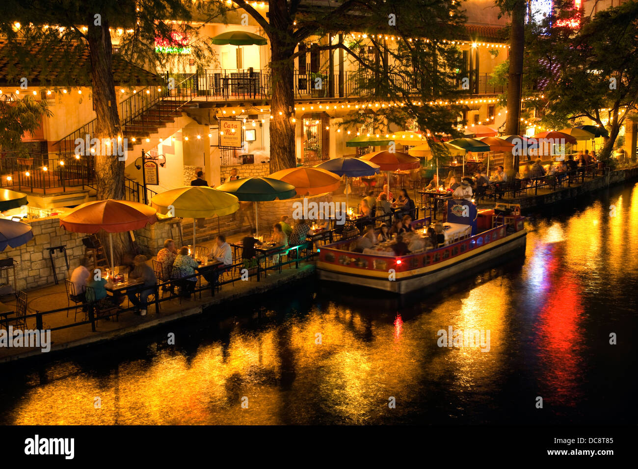 OUTDOOR-CAFÉS RESTAURANTS FLUSS ZU FUß DIE INNENSTADT VON SAN ANTONIO TEXAS USA Stockfoto