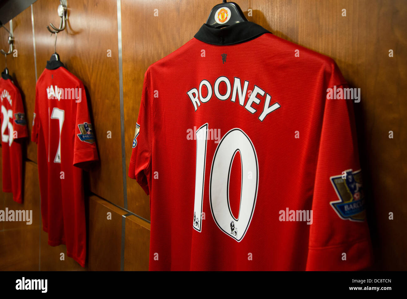 Rooneys Fußballtrikot von Manchester United in der old Trafford nach Hause Garderobe hängen Stockfoto