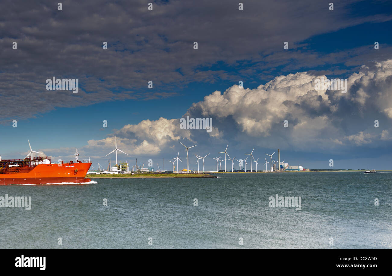 Treibgasträger verlässt den Hafen von Vlisssingen. Kernkraftwerk in Borssele im Hintergrund. Zeeland Niederlande. Stockfoto