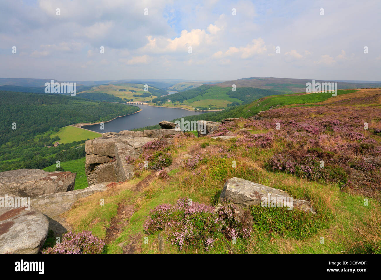 Bamford Edge und Ladybower Vorratsbehälter, Derbyshire, Peak District National Park, England, UK. Stockfoto