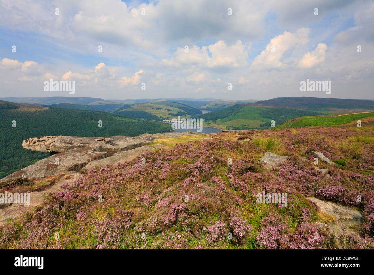 Bamford Edge und Ladybower Vorratsbehälter, Derbyshire, Peak District National Park, England, UK. Stockfoto