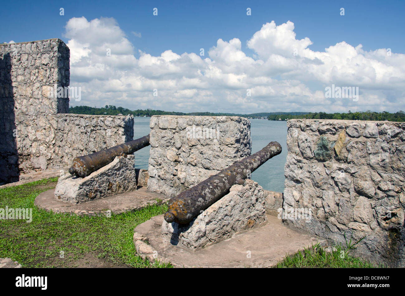 Guatemala, Rio Dulce, Castillo de San Felipe de Lara. Spanische Festung am See Izabal im östlichen Guatemala. Festung Kanone. Stockfoto