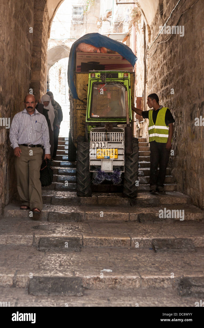 Jerusalem, Israel. Müll sammeln Mini-Traktor fährt hinunter Treppe in den engen Gassen der Altstadt Stockfoto