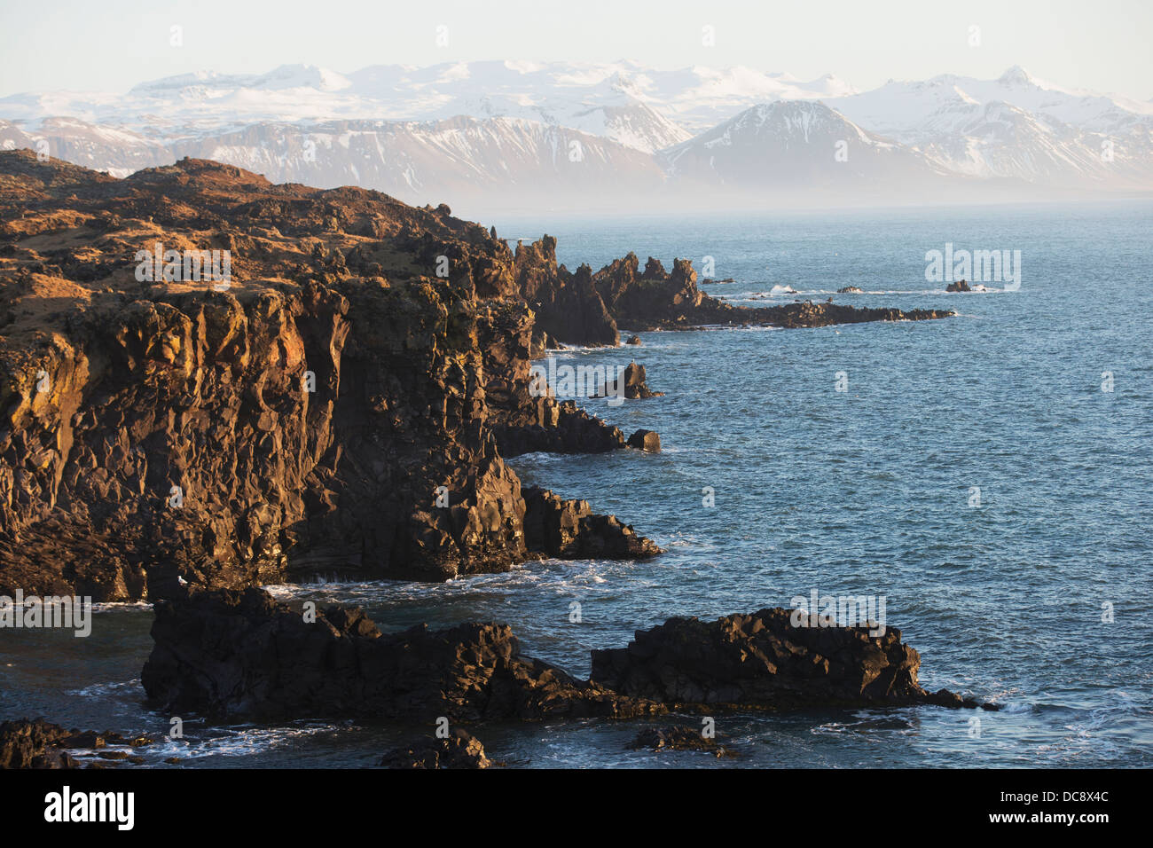 Die zerklüftete Küste von der Halbinsel Snaefellness; Arnarstapi, Island Stockfoto