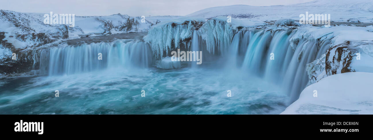 Godafoss mit großen Stücken von Eis bilden in der kalten Jahreszeit; Island Stockfoto