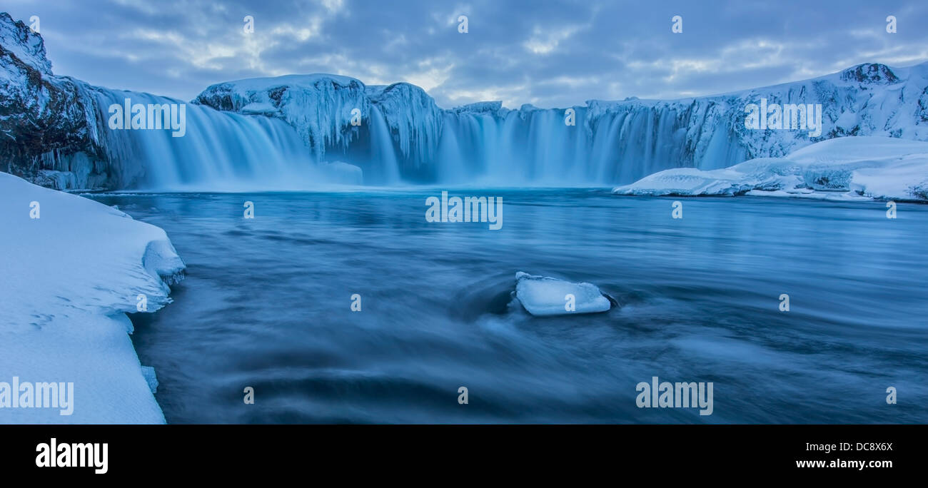 Der Wasserfall Godafoss in Nordisland im Winter bei Sonnenuntergang gesehen; Island Stockfoto