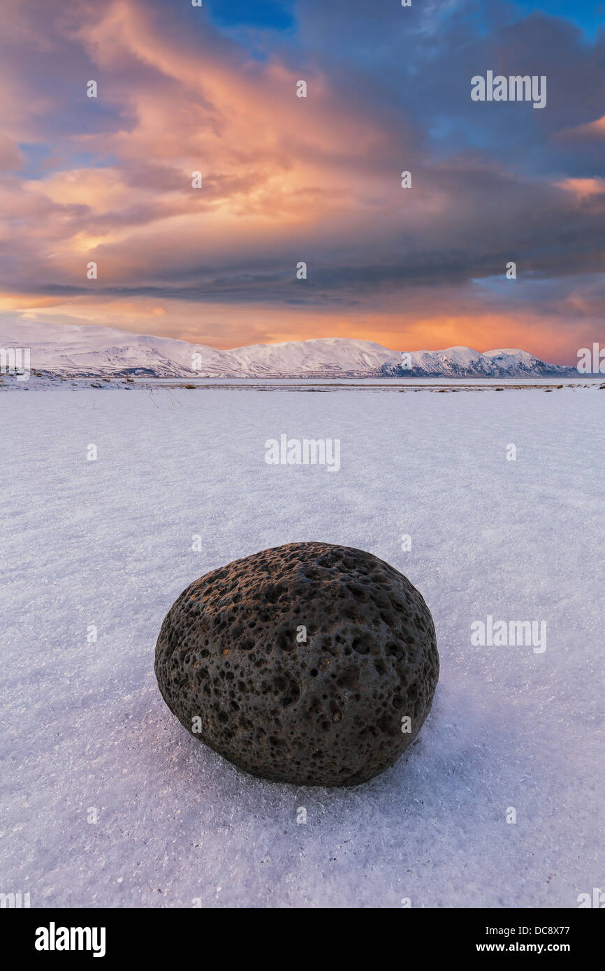 Stück Lava-Gestein Verlegung im Schnee in der Umgebung von Husey; Island Stockfoto