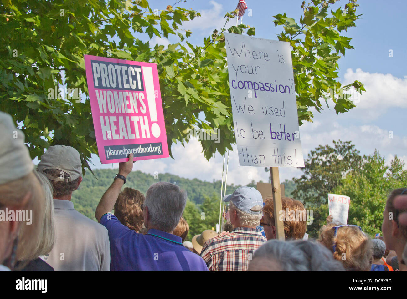 Demonstranten halten Schilder protestieren republikanischen Staatspolitik auf moralische Montag Kundgebung in Asheville, North Carolina am 5. August 2013 Stockfoto